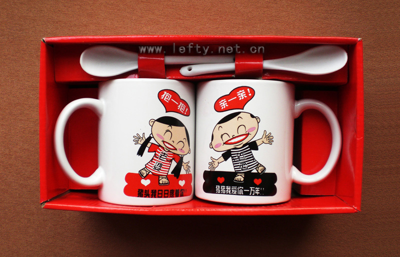 A03亲亲抱抱情侣杯（包装）.jpg